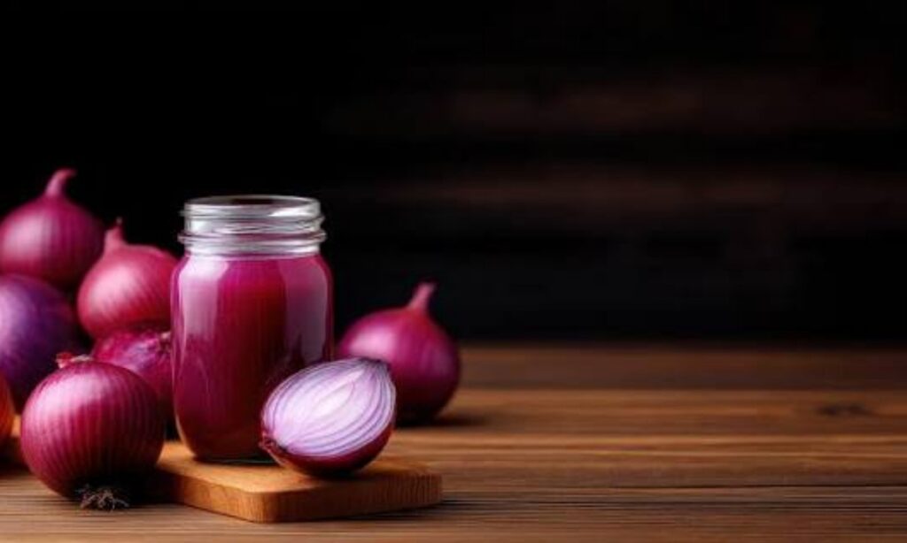 Hair Mask: मुलायम और स्वस्थ बालों के लिए घर पर बनाएं प्याज के छिलके का जादुई मास्क