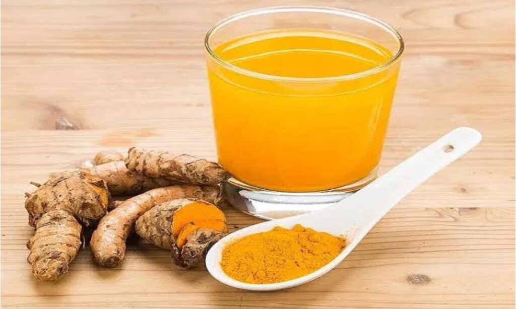Turmeric Water पीने से मिलेगी निखरी स्किन, सुबह खाली पेट पीएं और देखें ग्लो