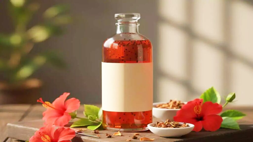 Hibiscus Oil Recipe For Hair: गुड़हल के फूल से घर पर बनायें तेल और बालों पर लगाएं, मजबूत हो जाएंगे बाल