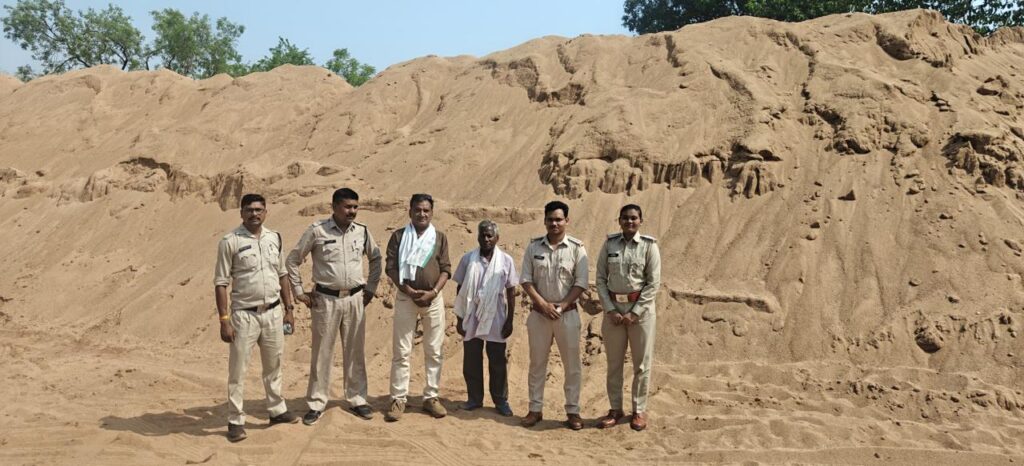 गोबरानवापारा में रेत के अवैध उत्खनन-भण्डारण पर खनिज विभाग की बड़ी कार्रवाई, 2 पोकलेन जब्त-सील…