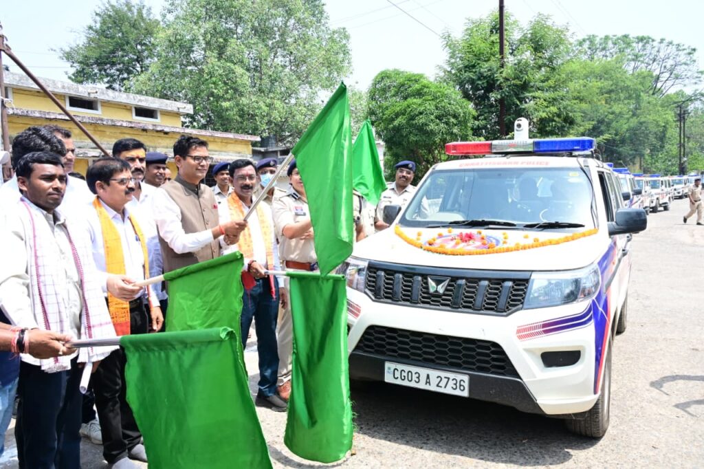 वित्त मंत्री श्री ओपी चौधरी ने रायगढ़ को मिली 16 अत्याधुनिक डायल-112 ईआरवी वाहनों को दिखाई हरी झंडी…