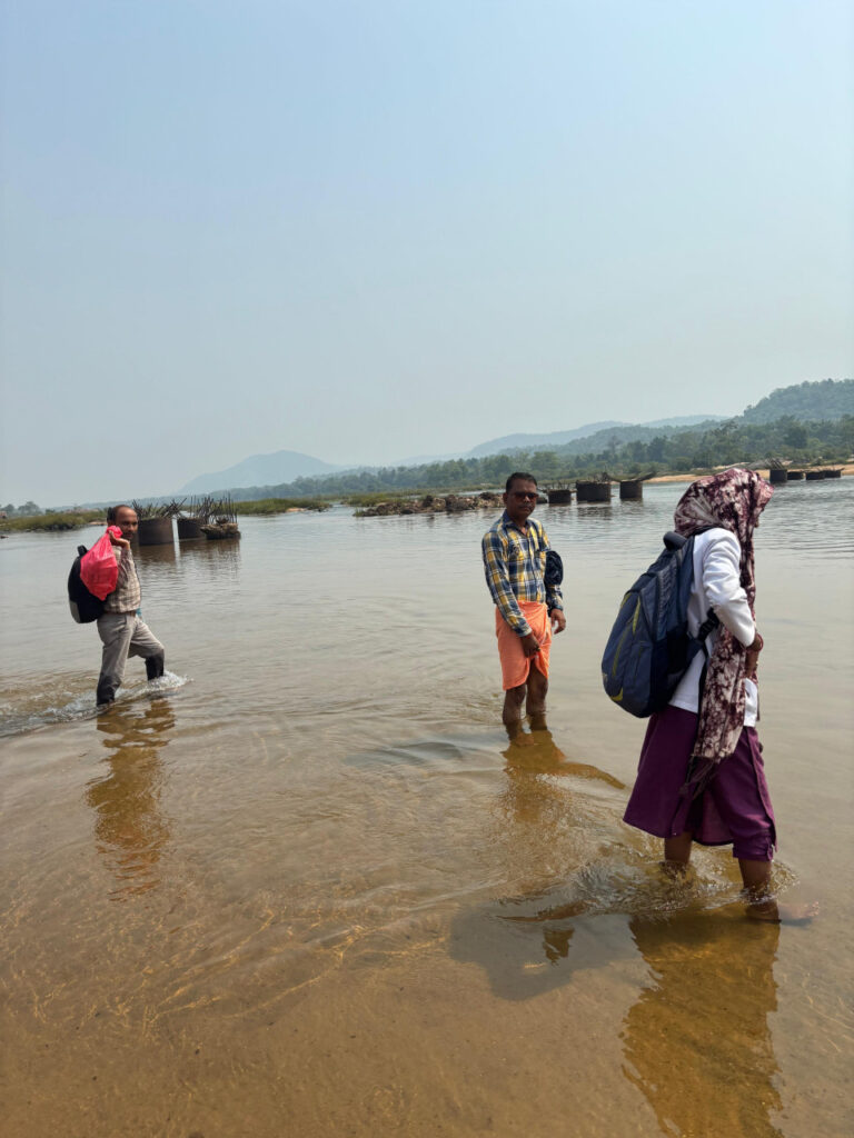 इंद्रावती पार कर पहुँची स्वास्थ्य टीम 642 ग्रामीणों का स्वास्थ्य किया परीक्षण…