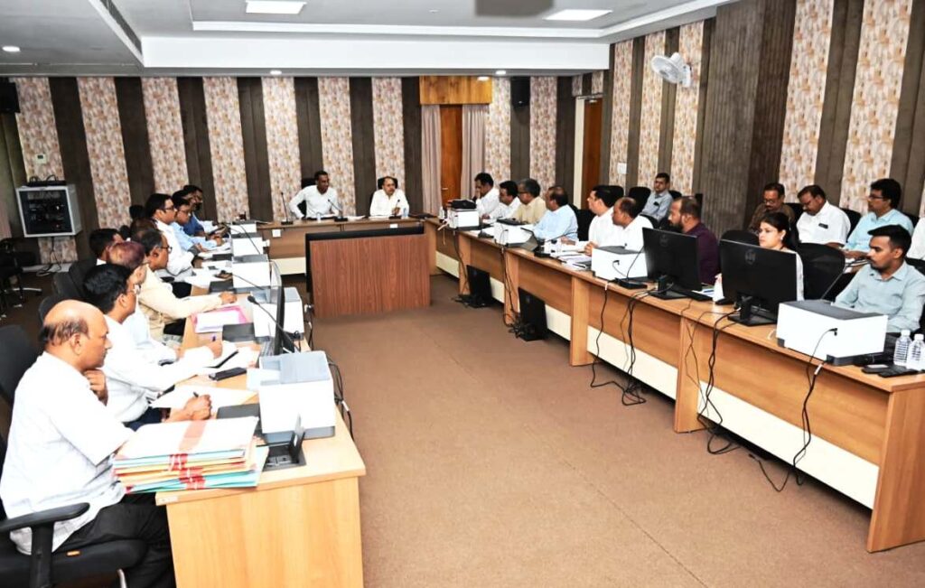 नगरीय निकाय से समन्वय कर शहर के बीच बनने वाली सड़कों में निर्माण के दौरान ही करें नाली, अंडरग्राउंड केबल, पाइपलाइन के लिए प्रावधान…