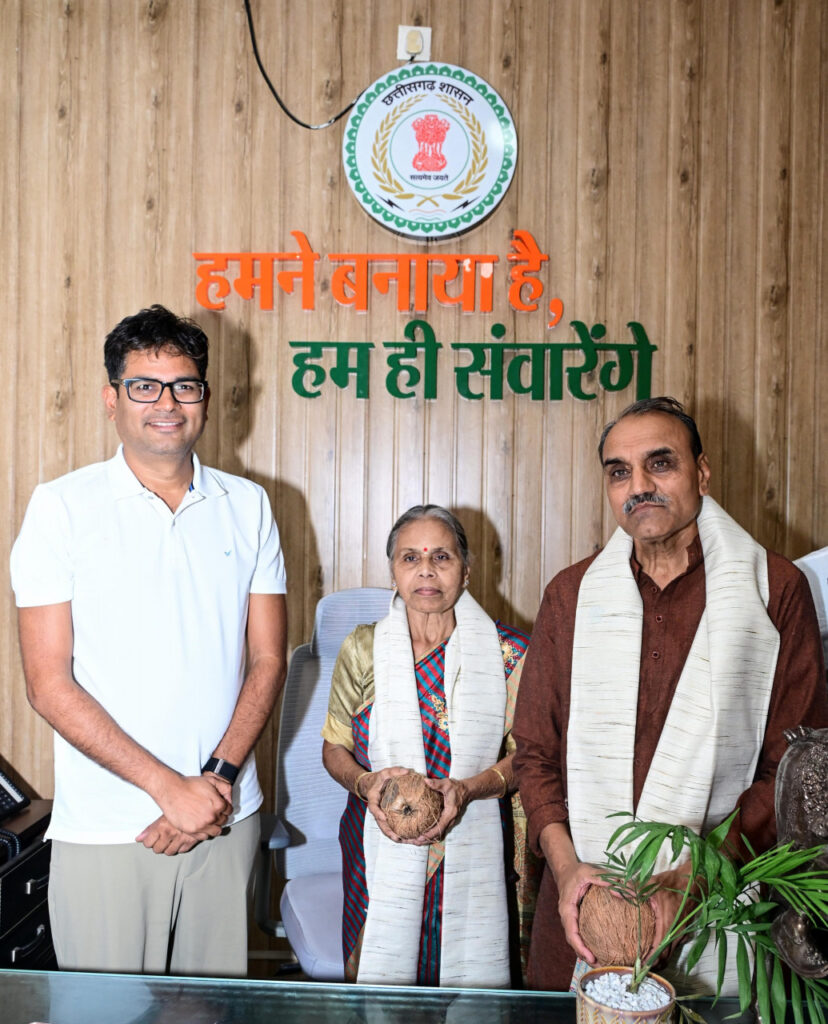 बस्तर में चिकित्सा की अलख जगाने वाले पद्मश्री डॉ. गोडबोले दंपति का वित्त मंत्री ओपी चौधरी ने किया आत्मीय अभिनंदन…