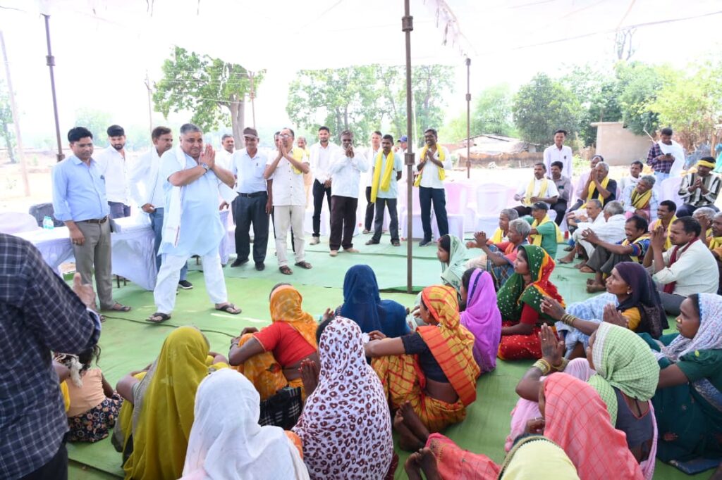 जनदर्शन में मंत्री राजेश अग्रवाल ने सुनी ग्रामीणों की समस्याए…