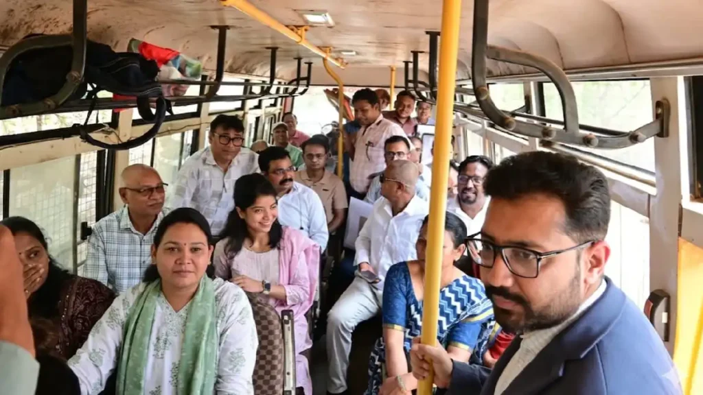 सुशासन तिहार में शामिल होने बस से रवाना हुए अधिकारी…