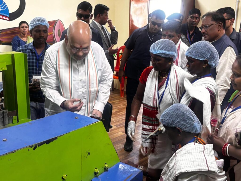 केंद्रीय गृहमंत्री अमित शाह ने चखा बस्तर की इमली का स्वाद, बोले यहां की इमली का स्वाद खट्टा नहीं बल्कि मीठा