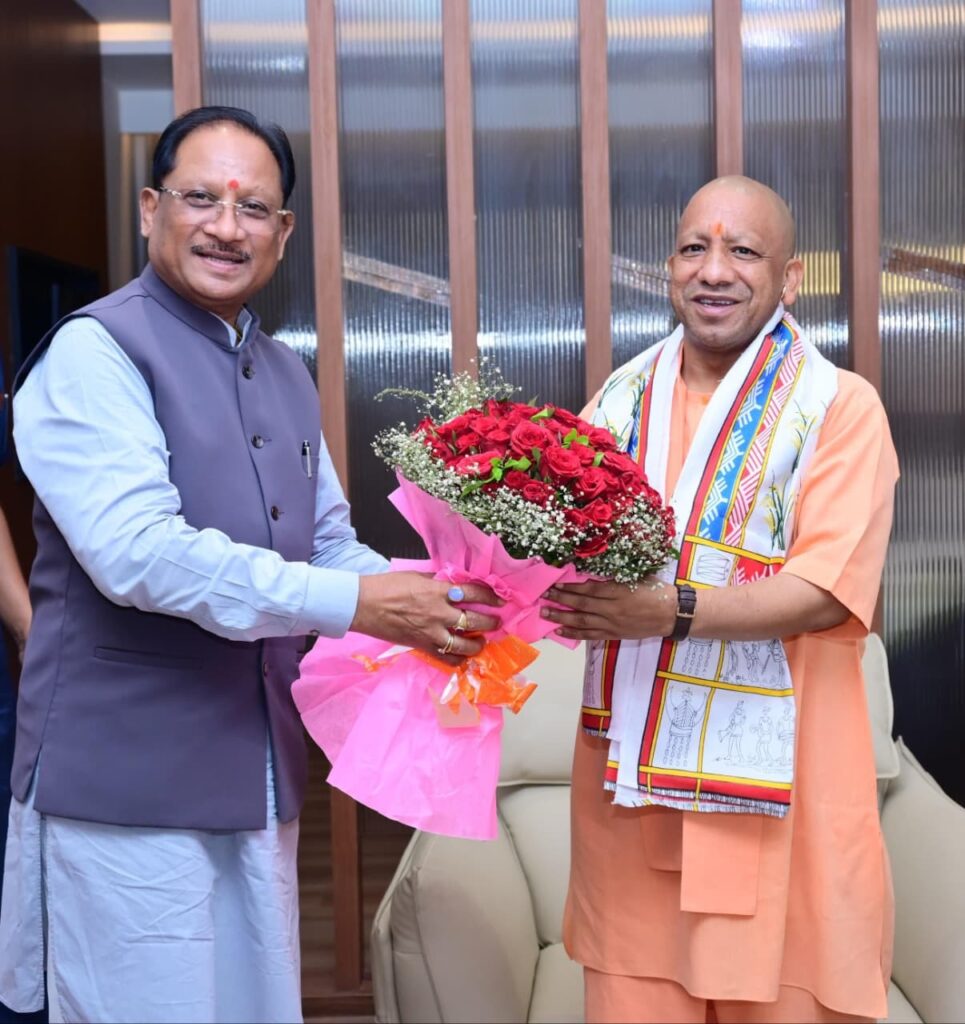 मुख्यमंत्री ने उत्तर प्रदेश के मुख्यमंत्री योगी आदित्यनाथ का किया आत्मीय स्वागत…