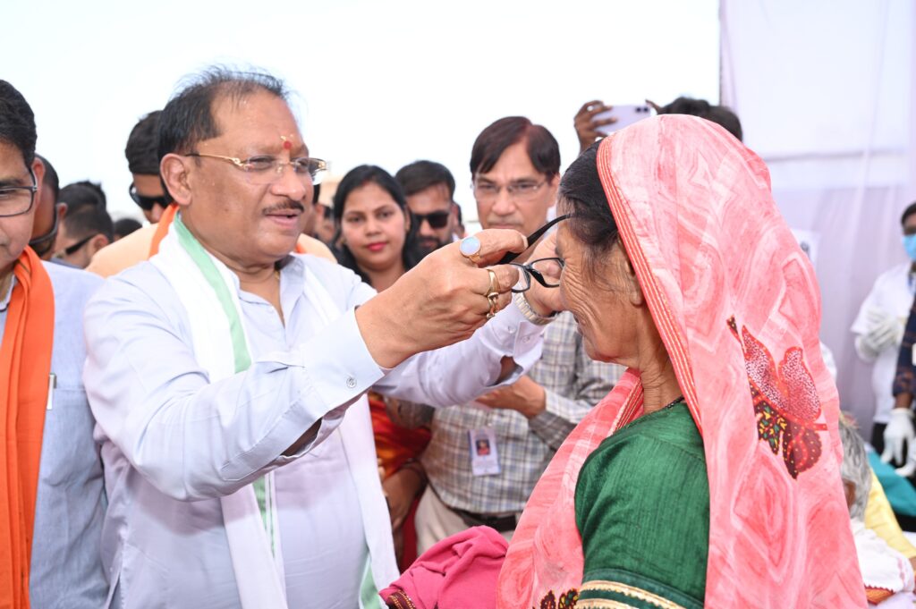 मुख्यमंत्री विष्णु देव साय ने हितग्राहियों को अपने हाथों से पहनाया नजर का चश्मा…