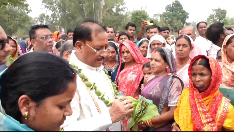 तेंदूपत्ता संग्राहकों के बीच पहुंचे मुख्यमंत्री, महुआ पेड़ के नीचे लगाई चौपाल…