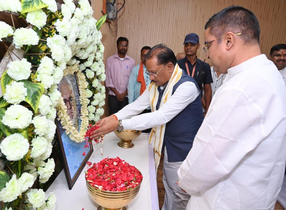 मुख्यमंत्री विष्णुदेव साय ने स्वर्गीय दिनेश सेन को दी श्रद्धांजलि : शोक संतप्त परिवार से की मुलाकात…