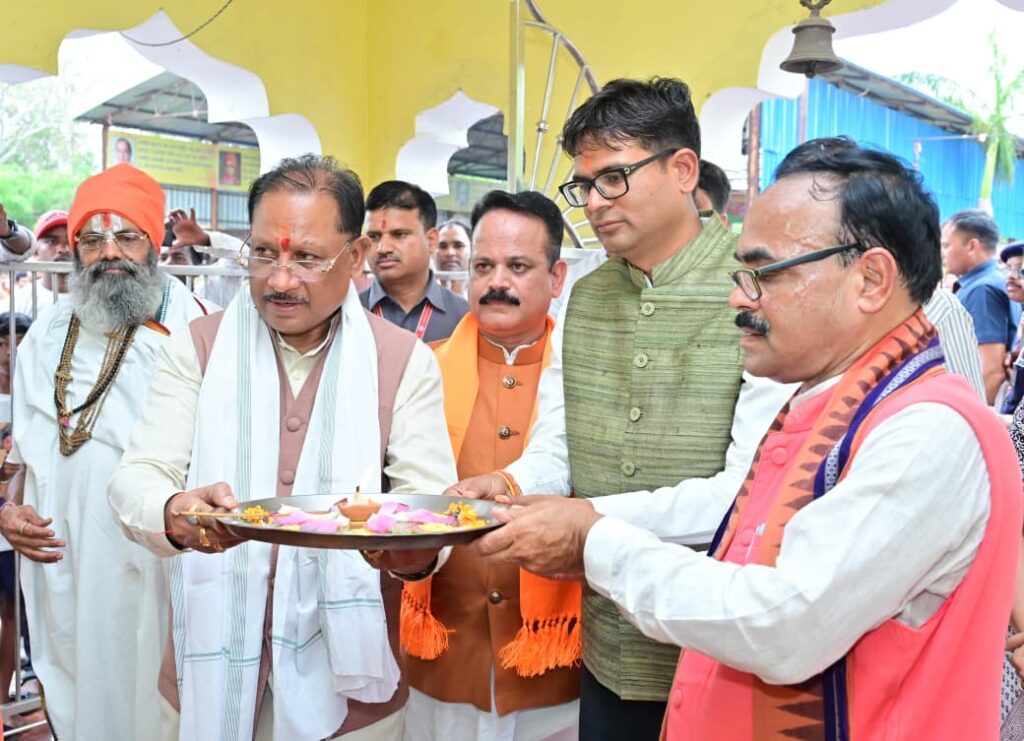 मुख्यमंत्री साय ने भिखमपुरा के पंचमुखी सिद्ध हनुमान मंदिर में की पूजा-अर्चना…