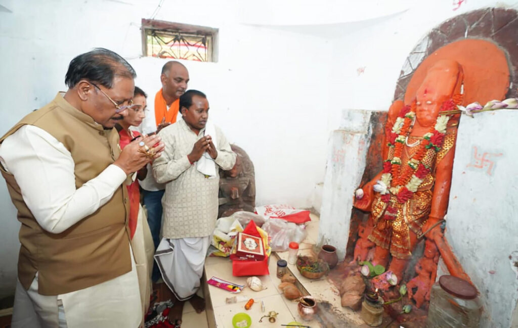 मुख्यमंत्री विष्णुदेव साय ने ऐतिहासिक चतुर्भुज विष्णु मंदिर में की पूजा-अर्चना, प्रदेश की सुख-समृद्धि की कामना…