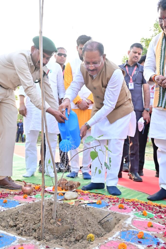मुख्यमंत्री विष्णु देव साय ने ‘एक पेड़ मां के नाम’ अभियान के तहत किया पीपल का पौधारोपण…