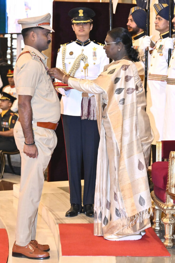 वित्त मंत्री ओपी चौधरी ने शौर्य चक्र से सम्मानित छत्तीसगढ़ पुलिस के जांबाज अधिकारियों को दी बधाई…