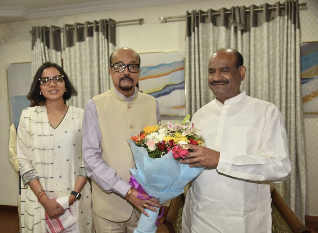 राज्यपाल रमेन डेका ने किया लोकसभा अध्यक्ष बिड़ला का आत्मीय स्वागत…