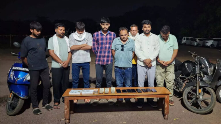 जुआ अड्डे पर पुलिस का बड़ा छापा, 8 जुआरी गिरफ्तार, 5.20 लाख की नगदी और सामान जब्त