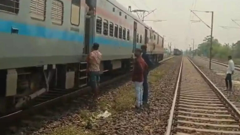 CG Railway News: छत्तीसगढ़ एक्सप्रेस और मालगाड़ी के एक ही ट्रैक पर होने का वीडियो वायरल, रेलवे ने बताया पूरी सच्चाई