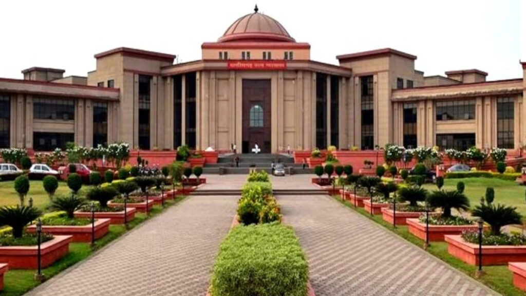 CG High Court: कोर्ट के आदेश की अनदेखी पड़ी भारी, शिक्षा विभाग के संयुक्त संचालक को अवमानना नोटिस, मांगा जवाब