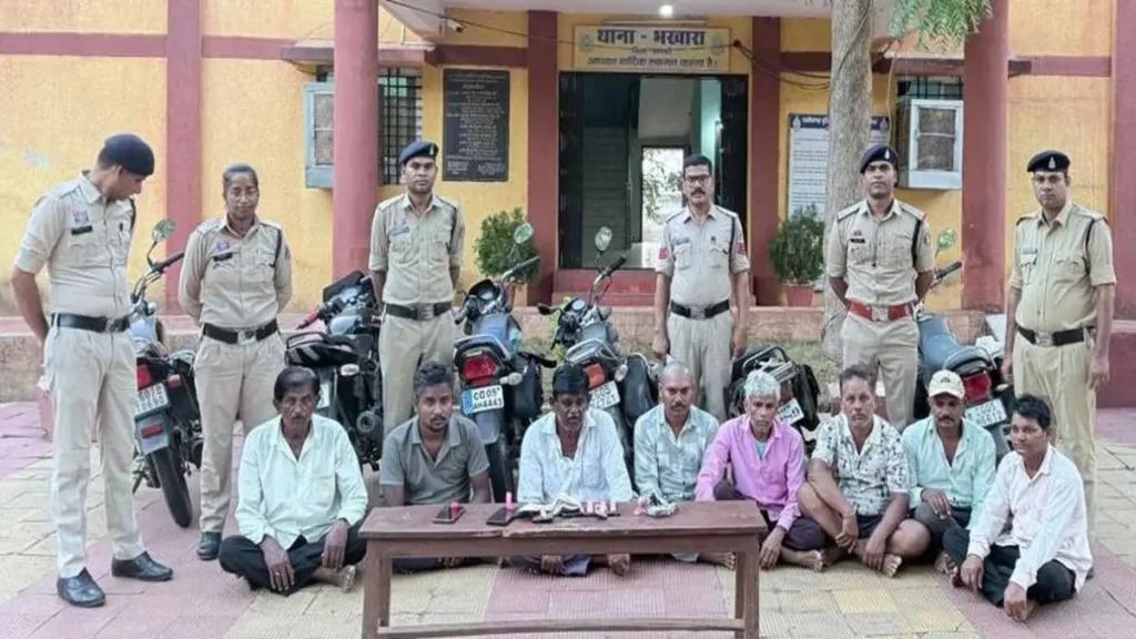 जुआ खेलते 8 आरोपी गिरफ्तार, पुलिस ने नकदी समेत बाइक और मोबाइल किए जब्त