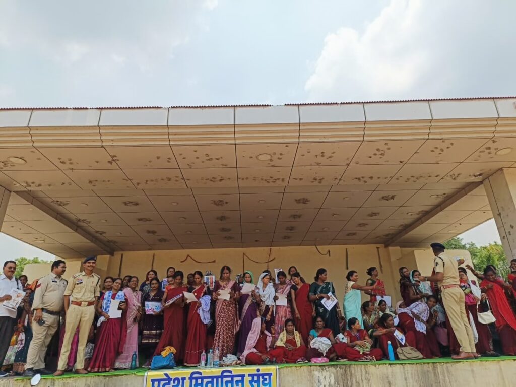 कोरबा: चुनावी वादों की याद दिलाने सड़कों पर उतरीं मितानिनें, मानदेय वृद्धि और संविलियन की मांग को लेकर धरना-प्रदर्शन