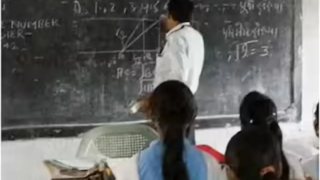 एमपी शिक्षा विभाग के पोर्टल में चौंकाने वाली गड़बड़ी, 15 साल पहले दिवंगत शिक्षक का नाम अब भी दर्ज, जीवित शिक्षक को बना दिया अतिशेष