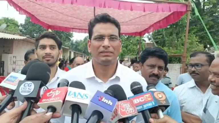 BSP टाउनशिप पर सियासत तेज…नोटिसधारकों के बीच पहुंचे विधायक देवेंद्र यादव, घर-घर अभियान शुरू