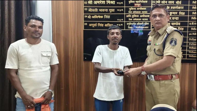 बलौदाबाजार में युवक की ईमानदारी बनी मिसाल, सड़क किनारे मिली पिस्टल जैसी वस्तु तुरंत पुलिस को सौंपी