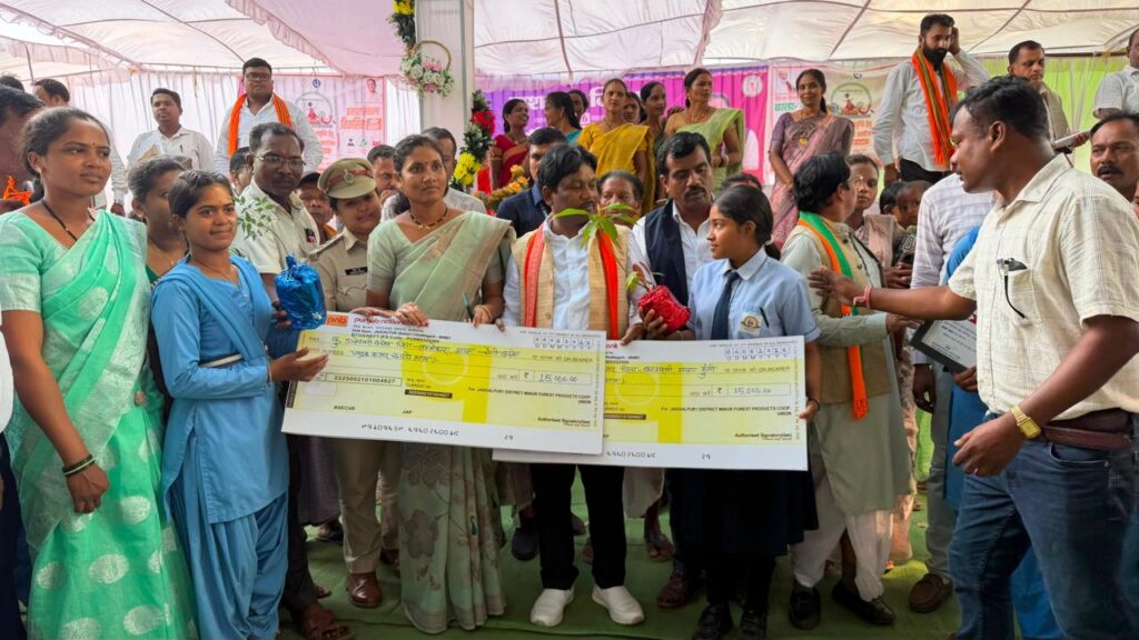 बस्तर की बेटियों ने पेश की सफलता की मिसाल, तेंदूपत्ता संग्राहक परिवारों की रुद्राणी और डालेश्वरी ने बढ़ाई अंचल की शान…