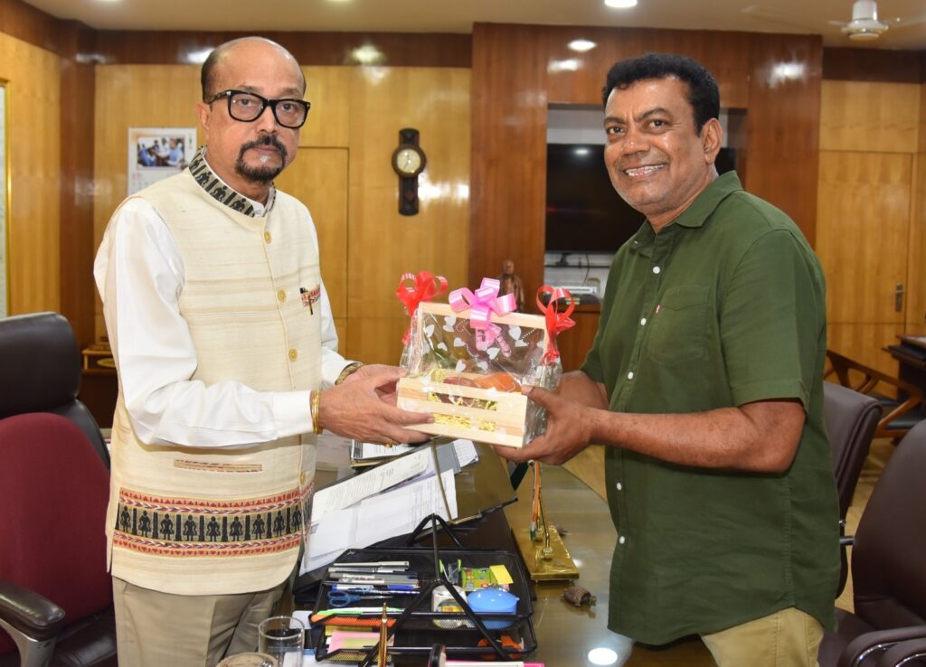 राज्यपाल डेका को जगदलपुर के ट्री मैन ने भेंट की मियाजाकी आम…