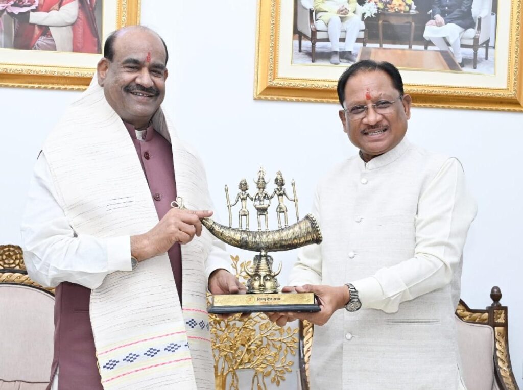 लोकसभा अध्यक्ष ओम बिरला ने मुख्यमंत्री विष्णु देव साय से की सौजन्य भेंट…