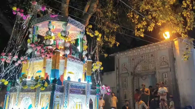 मुहर्रम जुलूस में दिखी सांप्रदायिक सौहार्द की अनोखी मिसाल, 37 ताजियों ने मंदिर पहुंचकर दी सलामी, पुजारियों ने किया पुष्प वर्षा से स्वागत