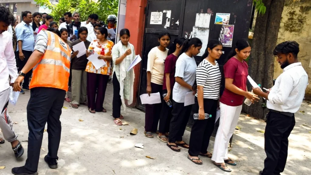 NEET UG 2026 Re-Exam: आज 30 जिलों में होगी नीट यूजी री-एग्जाम परीक्षा, सुरक्षा के कड़े इंतजाम, अभ्यर्थी भूलकर भी न करें ये गलती