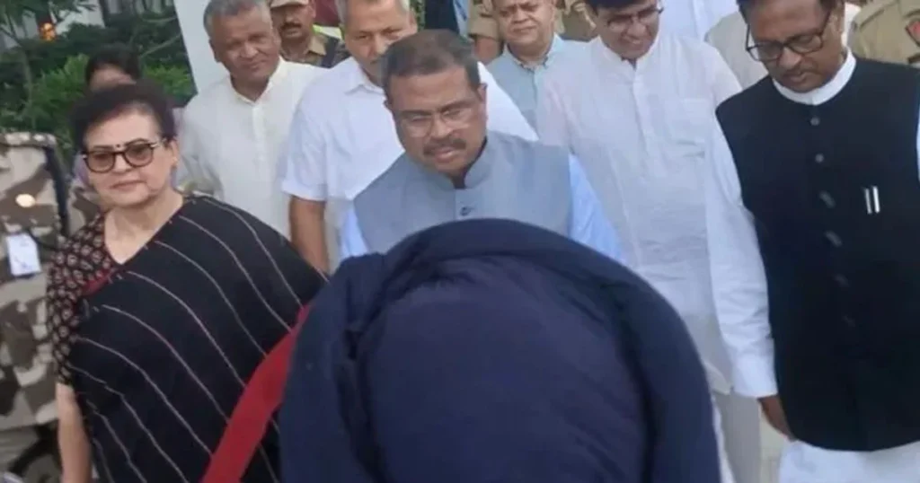 चंडीगढ़ में गरमाई सियासत, पेपर लीक मामले को लेकर केंद्रीय मंत्री धर्मेंद्र प्रधान का घेराव; कांग्रेस ने मांगा इस्तीफा