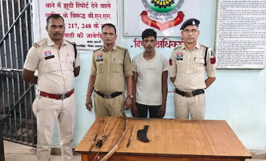 हाथों में हथियार लेकर गांव में घूम रहा था युवक, पुलिस पहुंची तो ऐसे थमी दहशत की कहानी