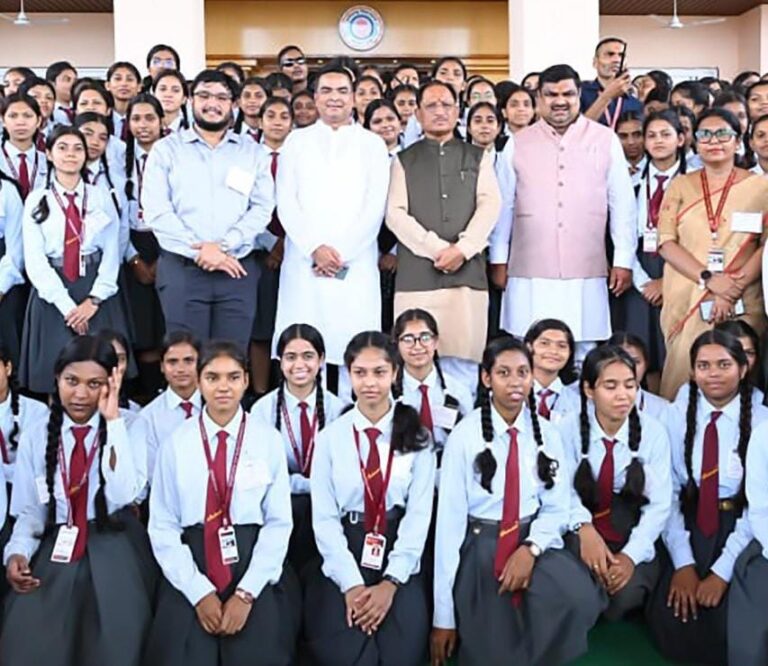 रायपुर : लोकतंत्र की पाठशाला बना विधानसभा परिसर: शकुंतला विद्यालय के विद्यार्थियों ने सदन की कार्यवाही का किया अवलोकन