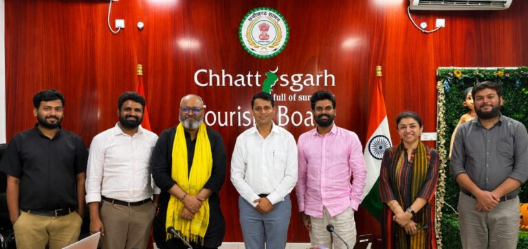 रायपुर : ‘भारत भाग्य विधाता‘ फिल्म के लेखक-निर्देशक मनोज तापड़िया तथा फिल्म निर्माता आदि शर्मा ने की छत्तीसगढ़ टूरिज्म बोर्ड के एमडी विवेक आचार्य से सौजन्य मुलाकात