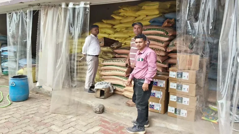 CG News: खाद की कालाबाजारी पर प्रशासन का बड़ा एक्शन, 120 बोरी यूरिया जब्त, उर्वरक विक्रेता का लाइसेंस रद्द