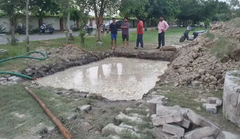 ग्रेटर नोएडा में दर्दनाक हादसा: खेलते खेलते 15 फीट गहरे गड्ढे में गिरा मासूम, सुरक्षा व्यवस्था पर उठे सवाल