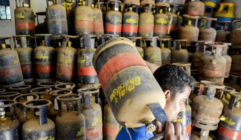 LPG Price Today: जुलाई के पहले दिन बड़ी राहत, कमर्शियल गैस सिलेंडर 183.50 रुपये सस्ता, जानें नए रेट