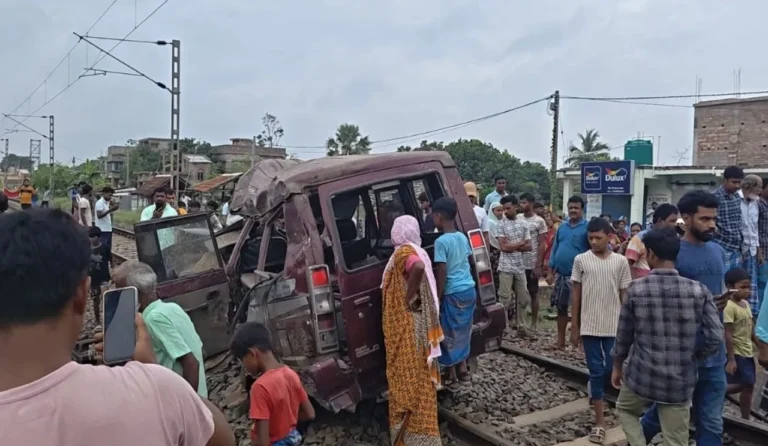 रेलवे फाटक पार करते समय ट्रेन से टकराई स्कूल वैन, 2 छात्रों समेत 3 की मौत