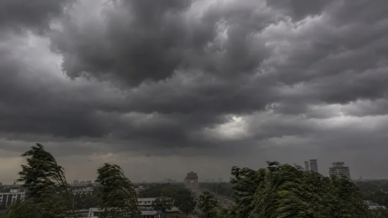 देशभर में भारी से बहुत भारी बारिश की संभावना, दिल्ली, पश्चिम बंगाल, पूर्वोत्तर के लिए अलर्ट जारी