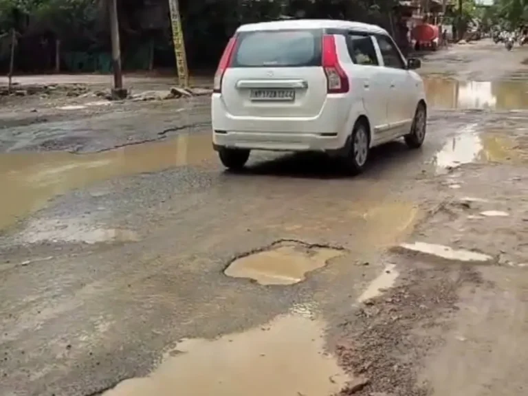 बारिश की शुरुआत में ही उखड़ी सड़क, गड्ढों से बढ़ा हादसों का खतरा, ग्रामीणों ने की तत्काल मरम्मत की मांग