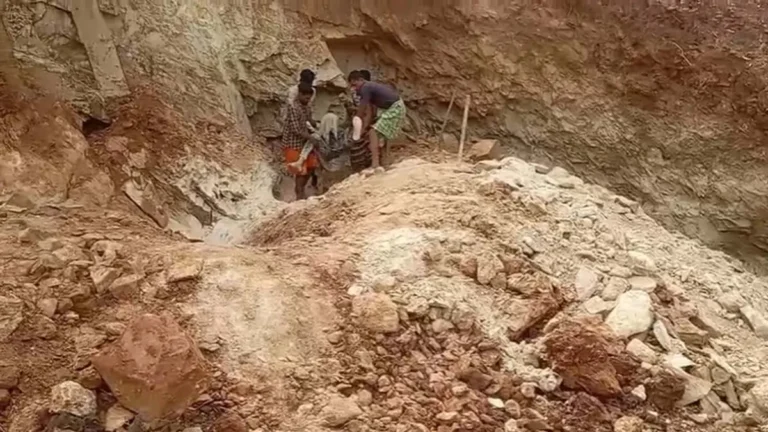 अवैध खदान में बड़ा हादसा, खुदाई के दौरान गिरी चट्टान, दो मजदूरों की मौत