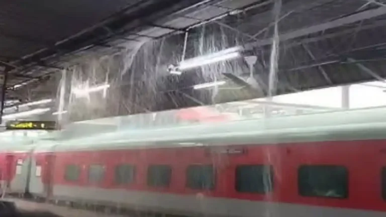 पहली ही बारिश में डूबा रायपुर रेलवे स्टेशन, प्लेटफॉर्म नंबर-1 पर जलभराव से यात्रियों की बढ़ी परेशानी