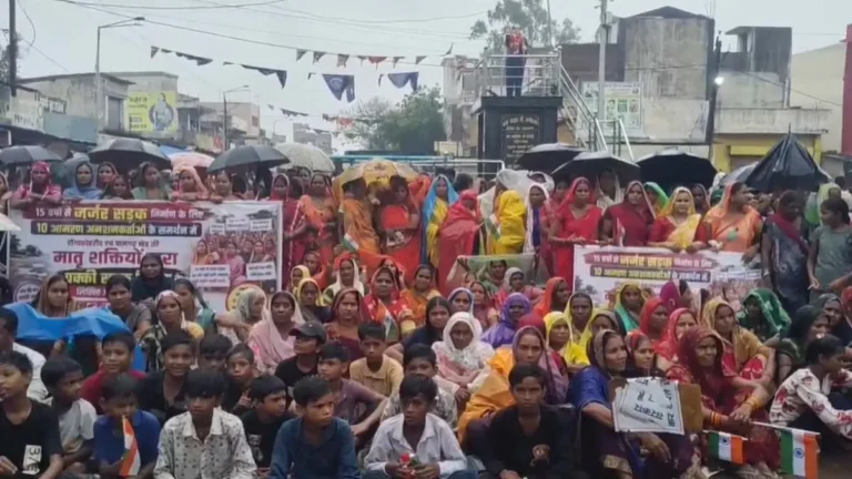 बारिश में सड़क पर उतरे ग्रामीण, चक्काजाम से थमा यातायात, सड़क निर्माण की मांग पर अड़े प्रदर्शनकारी
