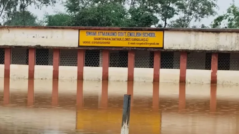 तेज बारिश से स्वामी आत्मानंद स्कूल जलमग्न, 10 कक्षाओं में घुसा पानी, पढ़ाई ठप