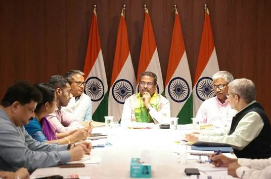 धर्मेंद्र प्रधान ने पश्चिम बंगाल के उच्च शिक्षा और स्कूल शिक्षा मंत्रियों के साथ बैठक की
