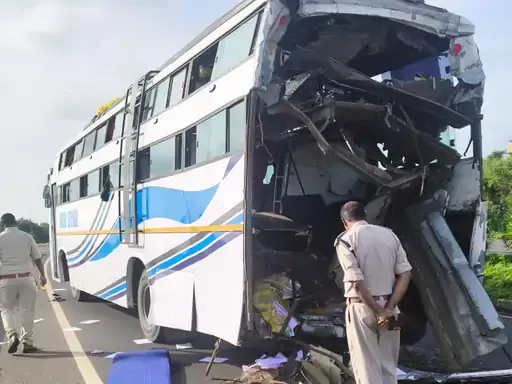 सिवनी में NH-44 पर दर्दनाक हादसा: तेज रफ्तार ट्रक ने बस को मारी टक्कर, एक यात्री की मौत और 17 घायल
