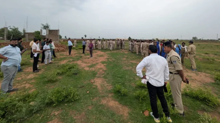 अतिक्रमण हटाने पहुंची टीम के सामने खड़ा हुआ ऐसा संकट, हर किसी की थम गई सांसें